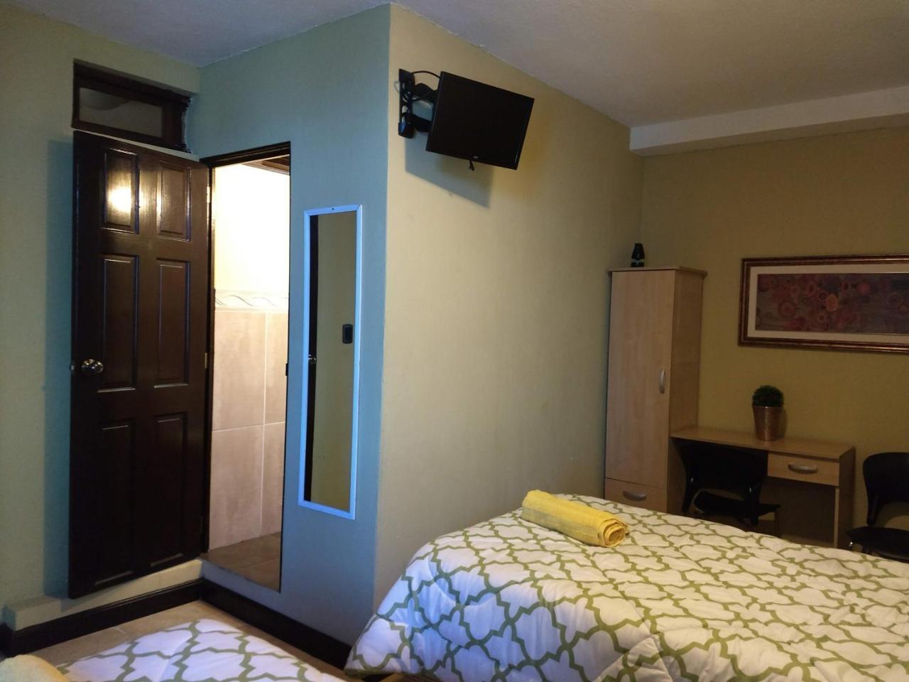 Bed and Breakfast Give House Guatemala City Екстер'єр фото