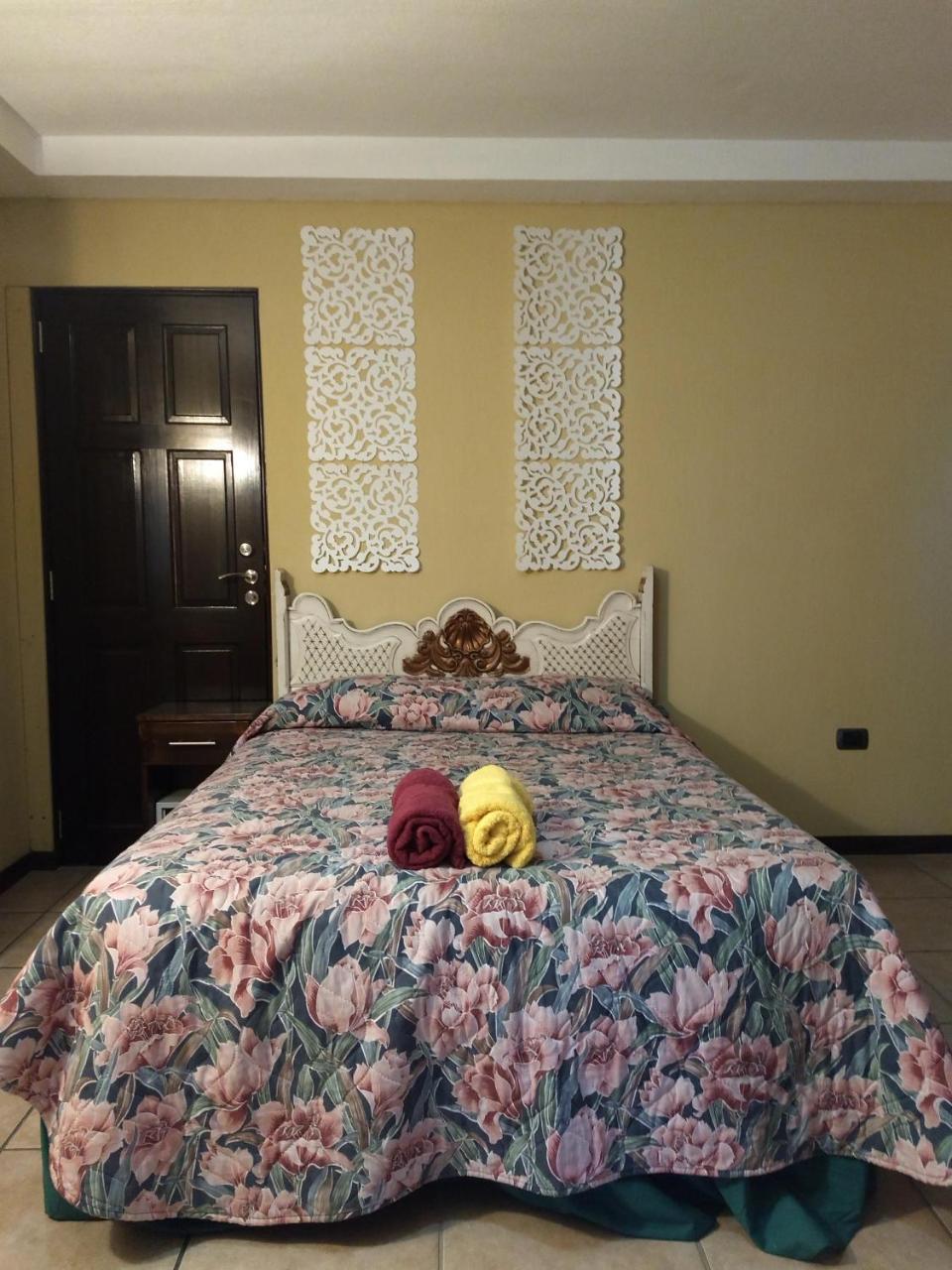 Bed and Breakfast Give House Guatemala City Екстер'єр фото