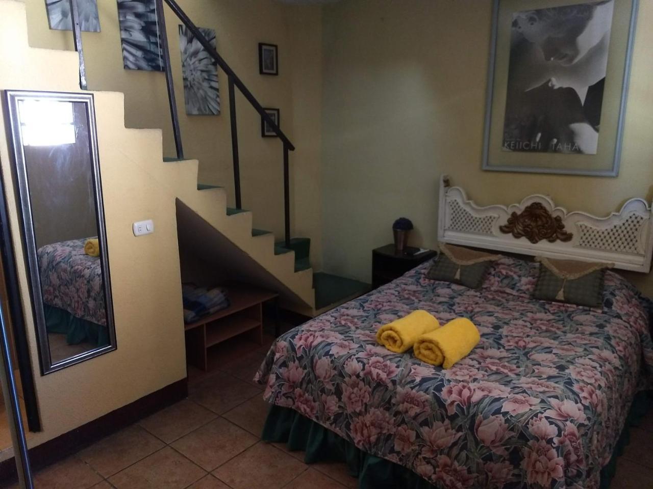 Bed and Breakfast Give House Guatemala City Екстер'єр фото